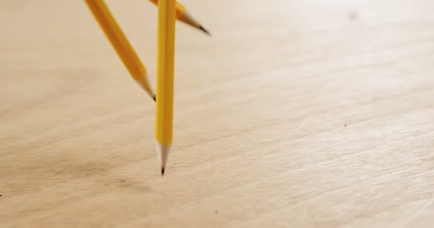 Crayons de couleur jaune sur table en bois — Video