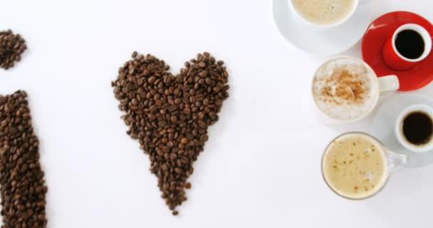 Koffiebonen die vormen hou ik van koffie — Stockvideo