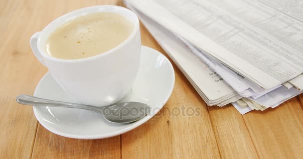 Kawę i gazetę na drewniane deski — Wideo stockowe