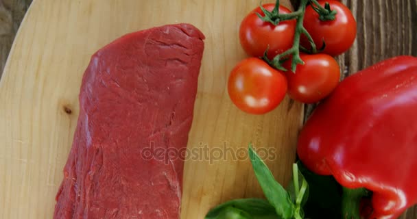 М'ясний хліб Sirloin та інгредієнти на дерев'яній дошці — стокове відео