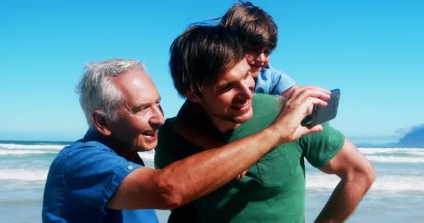 Família feliz desfrutando juntos na praia — Vídeo de Stock