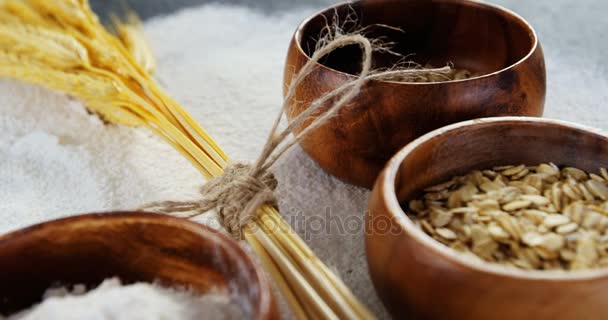 Céréales de blé, sésame et farine dans des bols — Video