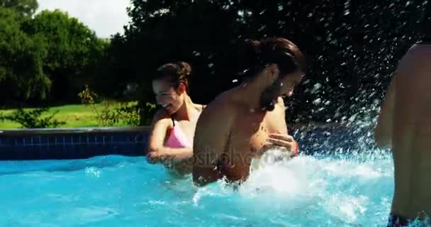 Bir grup arkadaş yüzme havuzunda eğleniyor. — Stok video