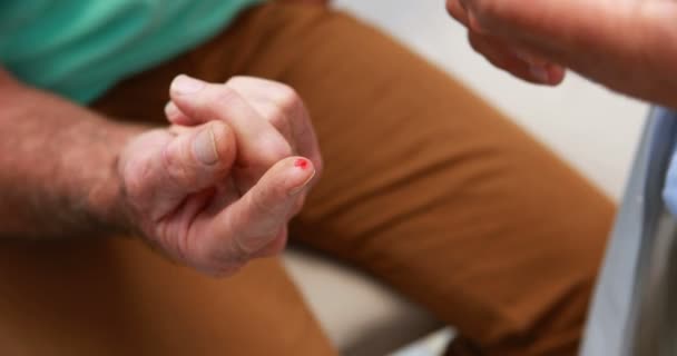 Intersezione del medico che esamina i livelli di zucchero nel sangue dei pazienti anziani — Video Stock