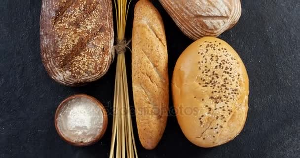Хлебные хлебы с зерном пшеницы — стоковое видео