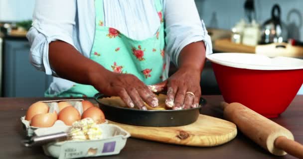 Mujer mayor preparando comida dulce en la cocina — Vídeo de stock