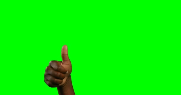 Person macht Handgeste vor grünem Hintergrund — Stockvideo