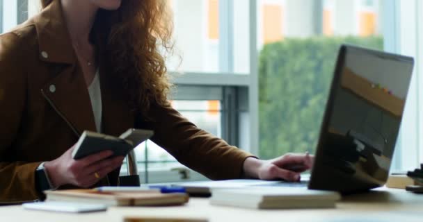 Vrouwelijke uitvoerend kijken naar stenen plaat — Stockvideo