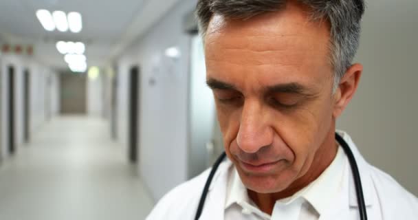 Médico trabajando en un hospital — Vídeo de stock