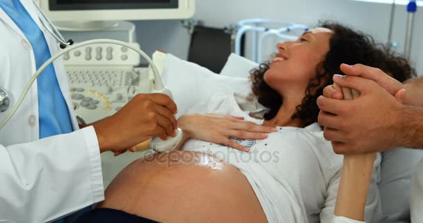 妊娠中の女性に超音波スキャンを行う医師 — ストック動画