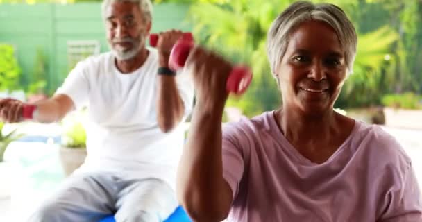 年长的夫妇用哑铃在家锻炼 — 图库视频影像