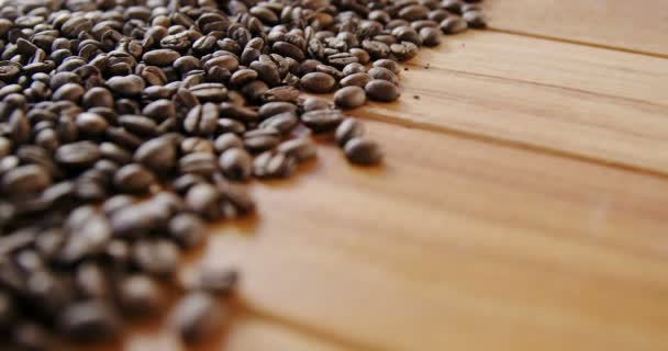 Primer plano de granos de café dispersos — Vídeos de Stock