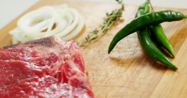 Bistecca cruda e ingredienti sul tagliere — Video Stock