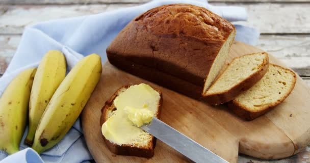 Smör som sprids på bröd skiva och bananer — Stockvideo