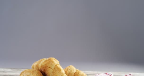 Croissants con mantequilla y cuchillo — Vídeo de stock
