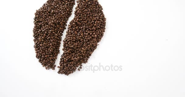 Granos de café formando forma de grano de café — Vídeo de stock