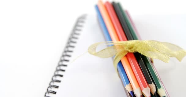 Цветные карандаши хранятся на спиральной книге — стоковое видео