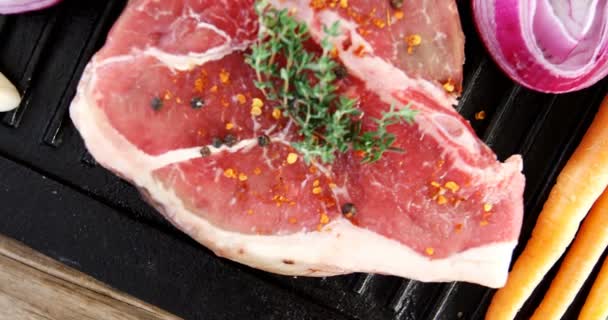 Gemarineerde biefstuk en ingrediënten op grill dienblad — Stockvideo