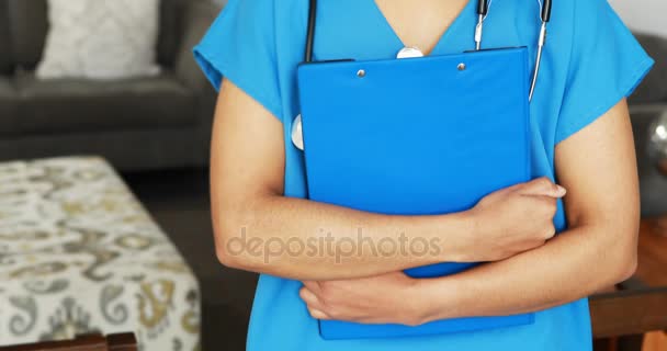 Retrato de una doctora sosteniendo un portapapeles — Vídeos de Stock