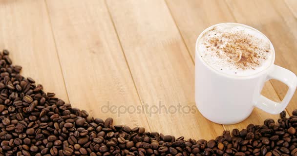 Tasse Kaffee mit gerösteten Bohnen — Stockvideo