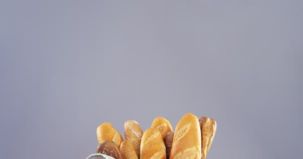 法式长棍面包在篮子里 — 图库视频影像