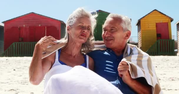 Starší pár těší spolu na pláži — Stock video