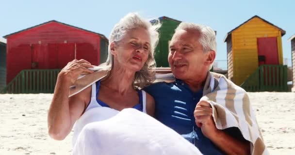 Pareja mayor disfrutando juntos en la playa — Vídeos de Stock