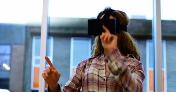 Casque de réalité virtuelle exécutif féminin — Video