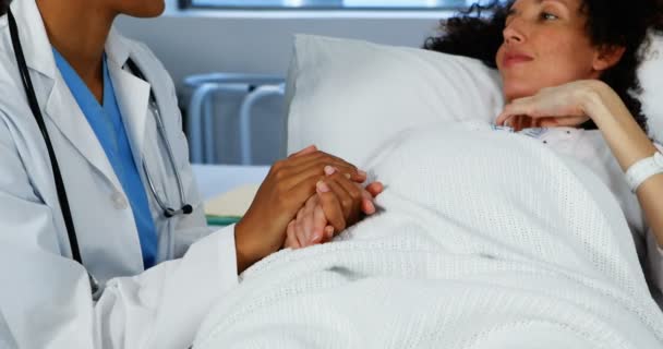 Doctor comforting pregnant woman in ward — Stock Video