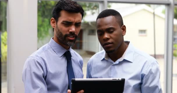 Mannelijke managers met behulp van digitale Tablet — Stockvideo