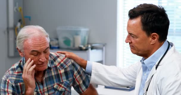 Läkare tröstande senior mannen — Stockvideo