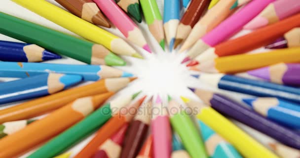 Primer plano de lápices de colores dispuestos en círculo — Vídeo de stock