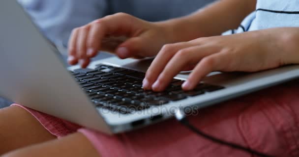 Seção média do menino usando laptop na sala de estar — Vídeo de Stock