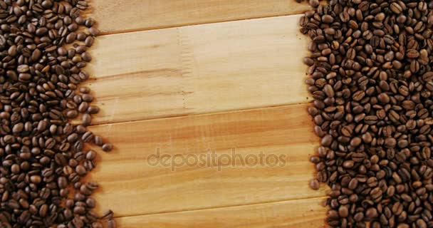 Granos de café tostados dispuestos en tablón de madera — Vídeos de Stock