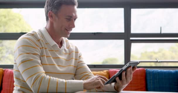 Мужчина учитель с помощью цифрового планшета — стоковое видео