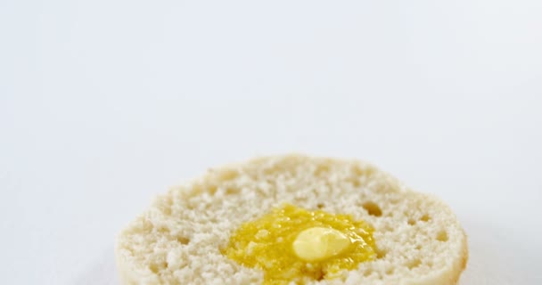 Derreter a manteiga em fatias de pão — Vídeo de Stock