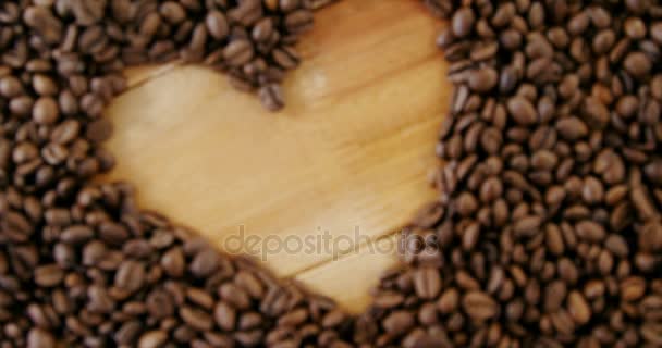 Κόκκους καφέ, σχηματίζοντας σχήμα καρδιάς — Αρχείο Βίντεο