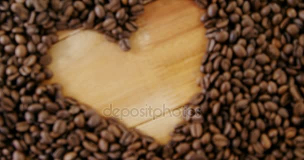 Chicchi di caffè a forma di cuore — Video Stock