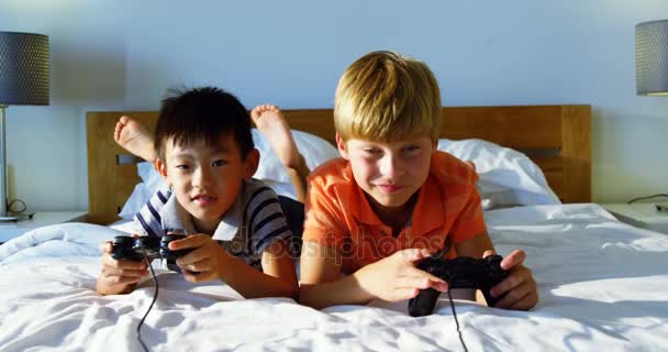 Geschwister spielen Videospiel im Schlafzimmer — Stockvideo