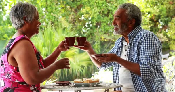 Pareja mayor tomando café en casa — Vídeos de Stock