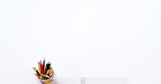 Lápis coloridos mantidos em suporte de lápis mantidos em papel em branco — Vídeo de Stock
