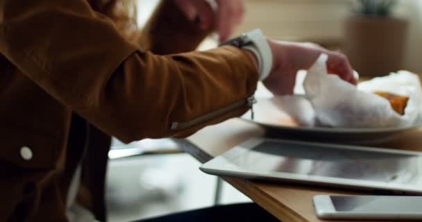 Managerin isst Essen, während sie ihr digitales Tablet am Schreibtisch benutzt — Stockvideo