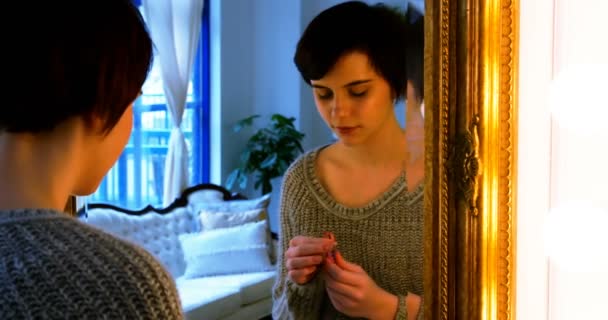 女性が鏡を見ながら口紅を適用します。 — ストック動画