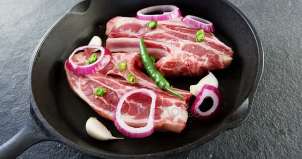 Carne crua e ingredientes na panela — Vídeo de Stock