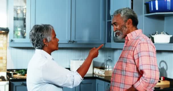 Pareja mayor peleando entre sí en la cocina — Vídeos de Stock