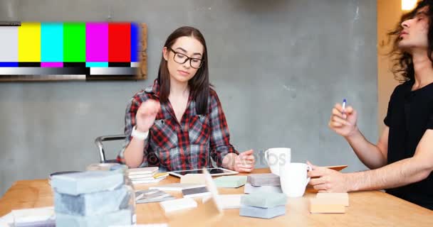 Führungskräfte interagieren bei der Überprüfung von Steinplatten — Stockvideo