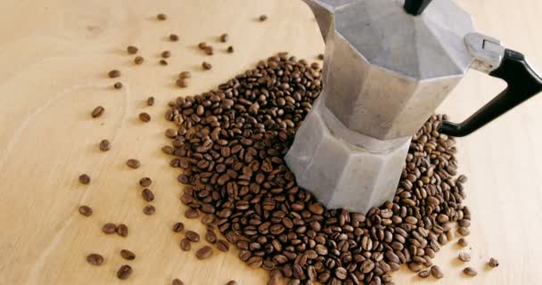 Grains de café avec cafetière métallique — Video