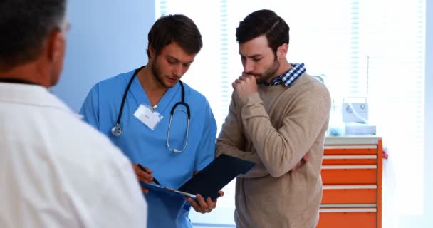 Doctors talking to man in ward — Stock Video