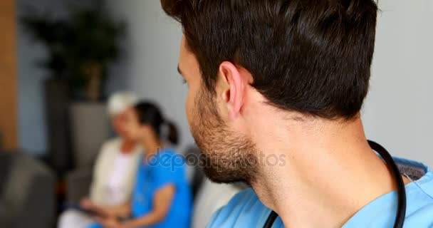 Retrato del doctor sonriente — Vídeo de stock