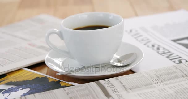 Zeitung und schwarzer Kaffee auf dem Tisch — Stockvideo